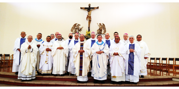 Obispos de Guatemala celebran misa rogando por Guatemala.