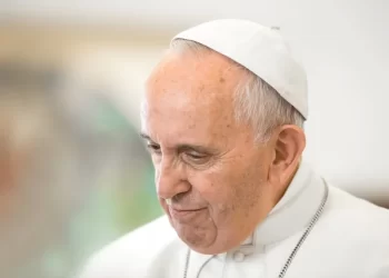 Papa Francisco con tristeza no olvida a los que sufren y reza para que todo cambie.