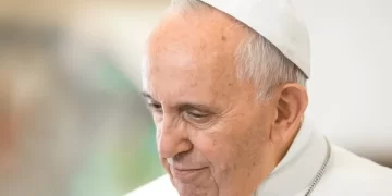 Papa Francisco con tristeza no olvida a los que sufren y reza para que todo cambie.