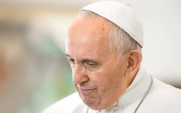 Papa Francisco con tristeza no olvida a los que sufren y reza para que todo cambie.