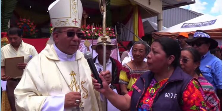 El Quiche recibe a Monseñor Juan Manuel Cuá con gran cariño y solemnidad