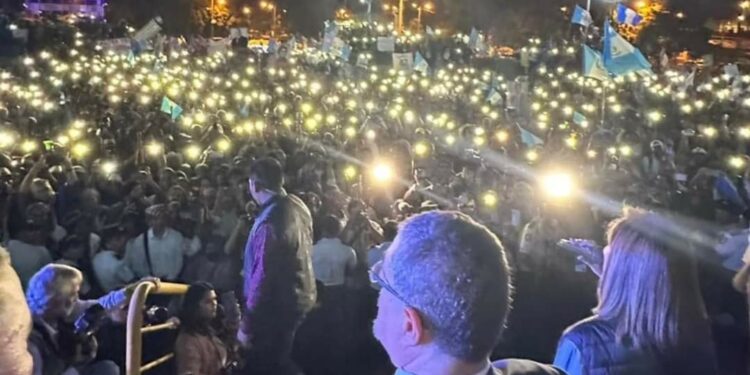 Fuera los golpistas y corruptos.