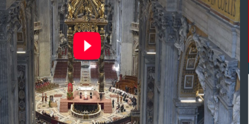 Monseñor Victor Hugo Palma recibió el Palio junto a 53 arzobispos en la Basilica de San Pedro en Roma.